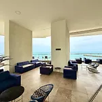 2Br Apartment In Front Of The Beach